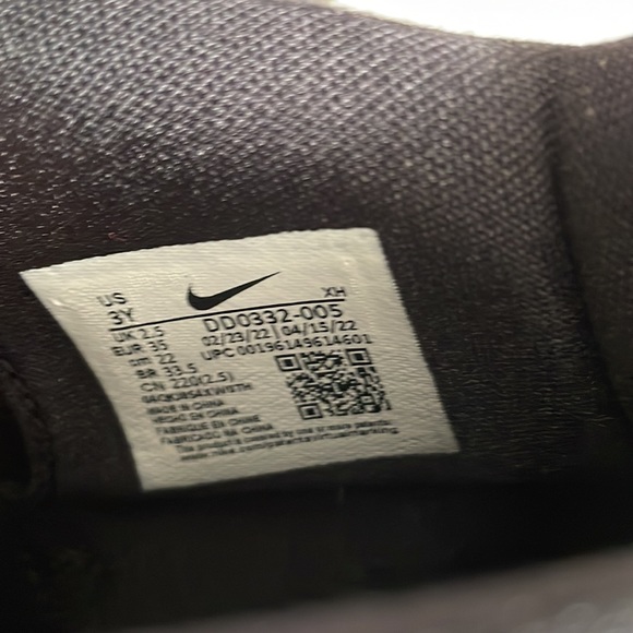 Nike Boys size 3 Kyrie Infinity Black and silver sneakers. - Picture 5 of 8